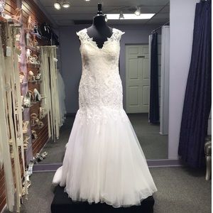 Lia Mia - Style MB9191 - Size 18 - Ivory